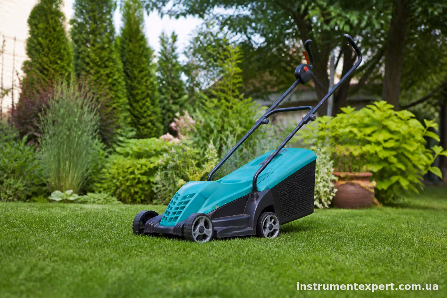 Bosch Rotak 32: огляд електричної газонокосарки